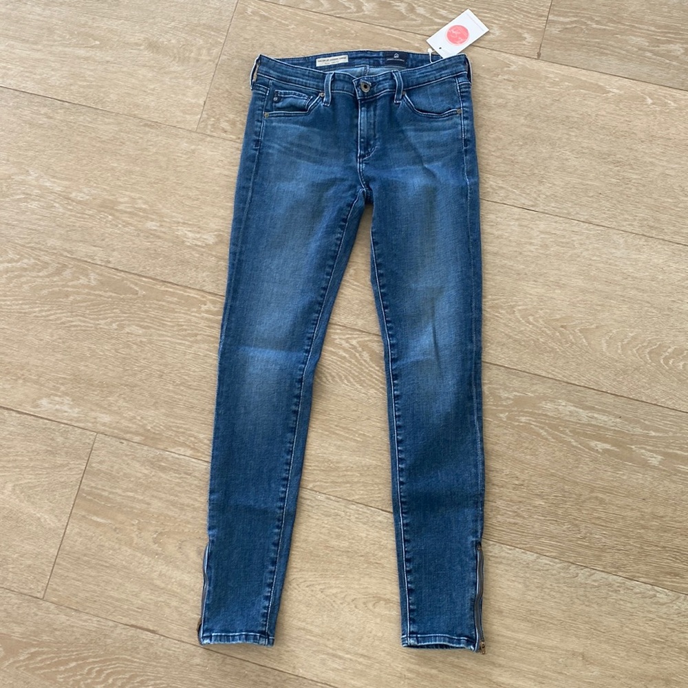 AG zip up ankle skinny Jean! The zip up legging ankle! Size 26